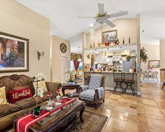 Luxurious Roman Style Pool Home in Brooksville Near Weeki Wachee and Beaches - Spring Hill - Living room