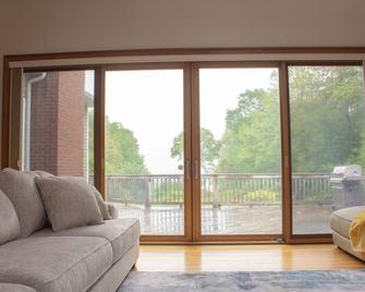 Large house with game-room, deck, bbq grill, basketball/volleyball nets. - Tolland - Living room