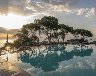 بارادور دي إيجوابلابا - بيغور - حوض السباحة