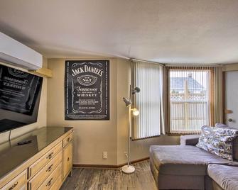 Dtwn Sheboygan Apt Above Local Bar! - Sheboygan - Living room