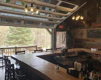 20-Cabin Room - Cooksburg - Bar