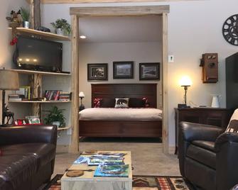 Stunning Cabin Bordering Glacier National Park/Flathead River on 9 Acres!!! - 埃塞克斯 - 客廳