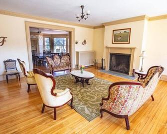 Franklin Manor - King Suite with EnSuite Bathroom and Private Porch - Saranac Lake - Salon