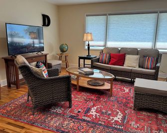 Exquisite Home: Stay here for more value, comfort and Fun - Dayton - Huiskamer