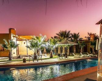 塞林納套房公園酒店 - 拉塞勒那 - 拉塞雷納 - 游泳池