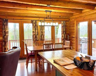 Newly Renovated Scenic Log Cabin On 12 Acres: Hot Tub, Jacuzzi, And Fireplace - Ringgold - Dining room