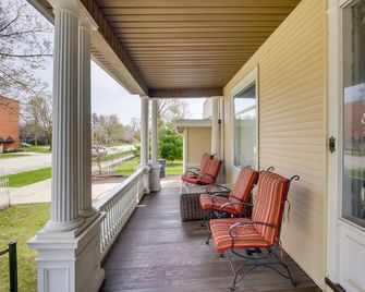 Updated Sheboygan Home w/ Porch 1 Mi to Beach - Sheboygan - Balcony