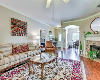 Baton Rouge Retreat with Patio, Grill and Fire Pit! - Baton Rouge - Living room