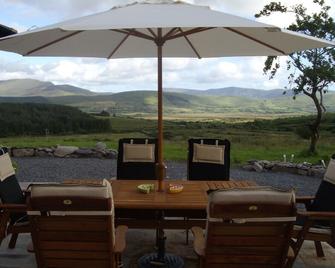 Traditional Irish Cottage Offering 5 Star Luxury with Hot Tub - Waterville - Terasa