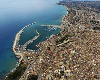 Studio 200 meters from the sea, wifi, self catering - Cartabubbo - Edificio