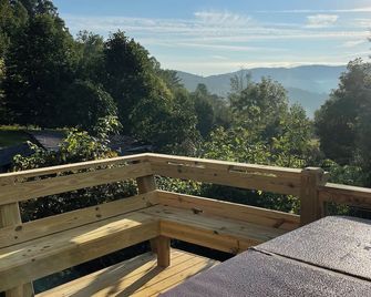 Farm Stay at Brooks Cabin, pet friendly! - Hot Springs - Balcón