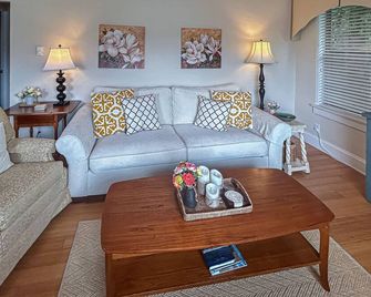 Tranquil Lake Junaluska cottage: serene views, modern comforts, adventure - Lake Junaluska - Living room