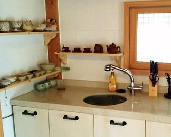 Happy Village Syeobul Guesthouse - Gyeongju - Cocina