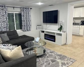Exclusive Escape- 1 mile to metro w/ FULL kitchen! - McLean - Salon