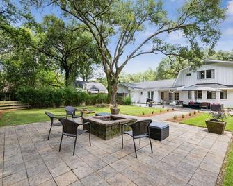 'Whispering Oaks' Enjoy this 4-bedroom home with HUGE backyard - Covington - Patio
