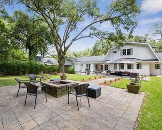 'Whispering Oaks' Enjoy this 4-bedroom home with HUGE backyard - Covington - Patio