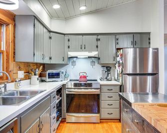 Modern Cabin in Lake Placid w/ Mountain Views! - Lake Placid - Kitchen