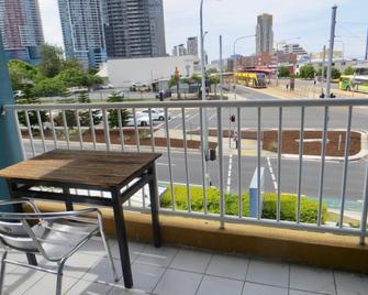 Homely Inn Hostel - Southport - Balcony