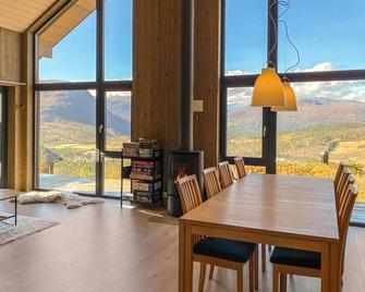 Gorgeous Home In Bjorli With House A Panoramic View - Bjorli - Comedor