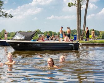 Giethoorn Lakehouse Retreat - Giethoorn