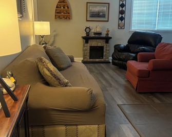 Cozy 2-bedroom apartment in tranquil Nutter Fort with AC, WiFi. Close to I 79. - Clarksburg - Phòng khách