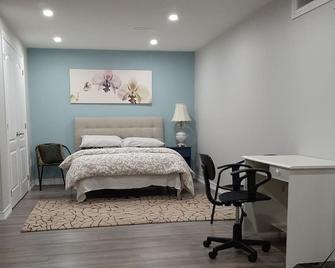 20% off Seperate entrance entire basement with wifi one parking - Newmarket - Bedroom