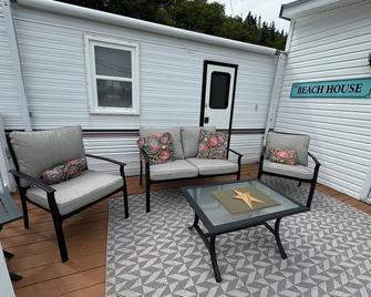 Tide’s Edge Escape is a cozy 2-bed cottage with sea views at St. Martin’s caves - Saint Martins - Patio