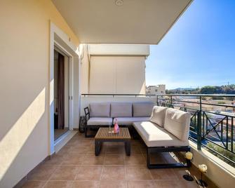 Sea & Mountain Apartment Close to Port and City - Laurium - Balkon
