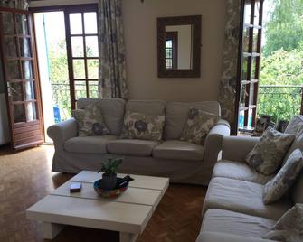 Inviting 2-Bed Apartment with pool in Saint-Romain - Saint-Romain - Sala de estar