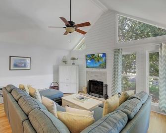 Lake Village 10 by Wild Dunes, with Amenities - Isle of Palms - Obývací pokoj