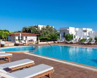 W Suites by Estia - Stalida - Bazén
