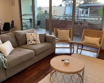 Nirvana Stays - Just Listed - Book Now - 2 Bdr & Across The Road From The Beach! - 로즈버드 웨스트 - 거실