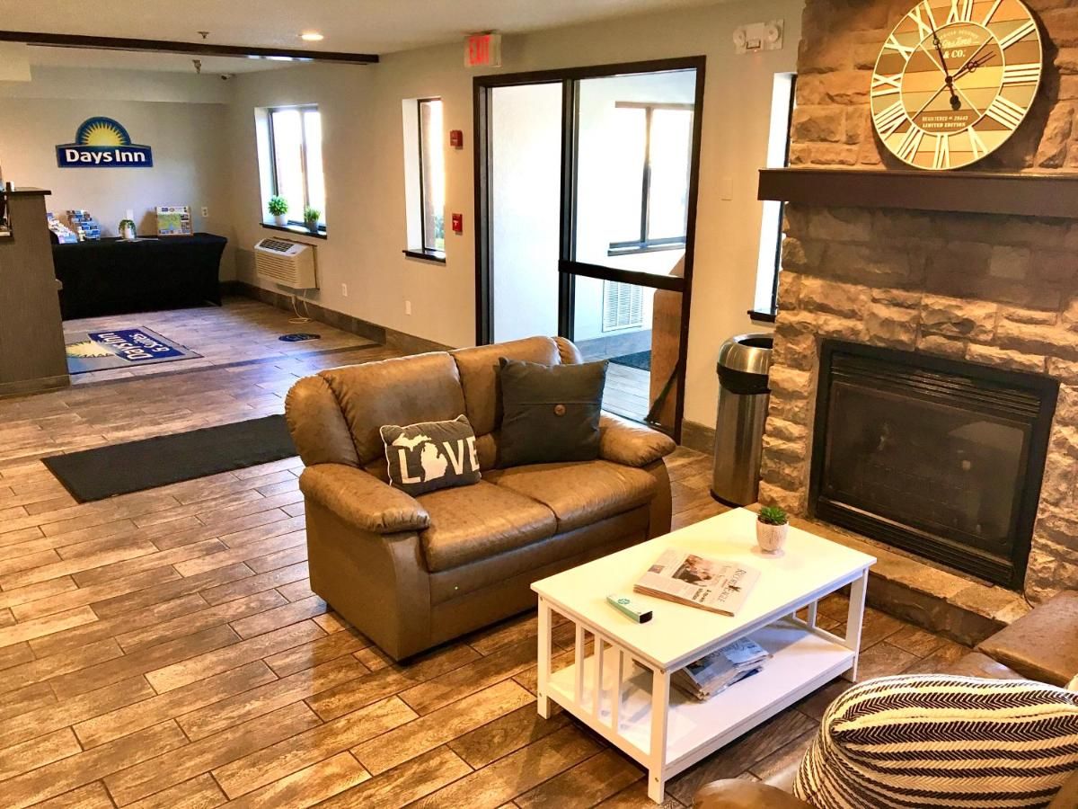 Days Inn & Suites by Wyndham Traverse City thumbnail 3
