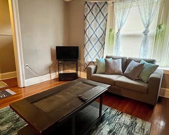 The Bluebirds Nest - Albany - Living room