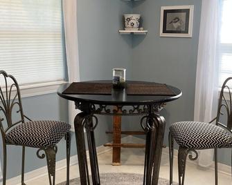 Easy walk to downtown restaurants and half a mile to the beach! - Ocean Springs - Restaurant