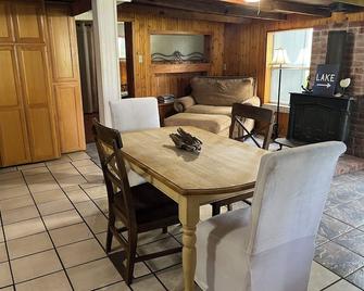 Rustic Waterfront Cottage Rental on the Guadalupe River in Texas - New Braunfels - Dining room