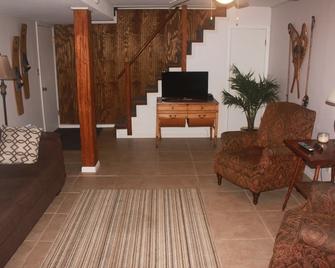 Welcome To Your Home Away From Home. Welcome To Cambridge Lake House. - Cambridge - Sala de estar
