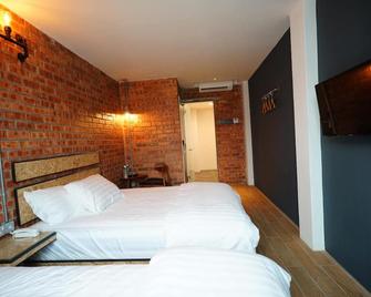 Brick Box Hotel - Ipoh - Bedroom