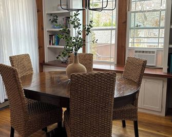 Beary Relaxing-Cozy Getaway for Family and Friends- Pet Friendly - Arden - Sala pranzo