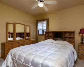 Spacious Lakefront Townhome on Castle Rock Lake! - Mauston - Camera da letto
