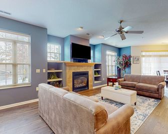 Delton Grand Resort - Wisconsin Dells - Living room