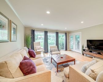 6 Mi to Dtwn: Waterfront Home in Tulsa! - Tulsa - Living room