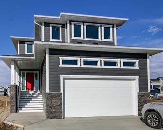 Welcome To The Wolfeden! - Lethbridge - Building