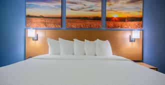 Days Inn & Suites by Wyndham Waterloo - Waterloo - Schlafzimmer