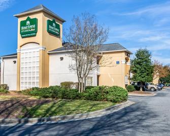 HomeTowne Studios by Red Roof Atlanta NE - Peachtree Corners - Norcross - Edificio