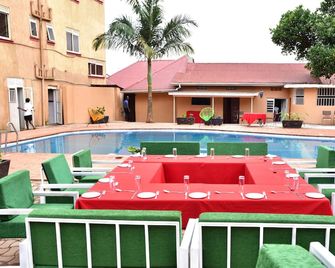 Admiral Hotel and Spa Kampala - Kampala - Zwembad