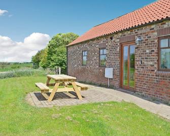 Meadow Cottage - Uk45882 - Flamborough - Patio