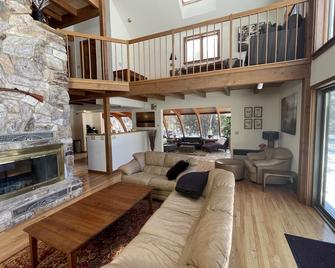 Stunning private Maine lakefront home with hot tub. - Manchester - Living room