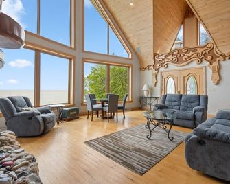 Door County Area Waterfront Estate | Game Room - Algoma - Sala de estar