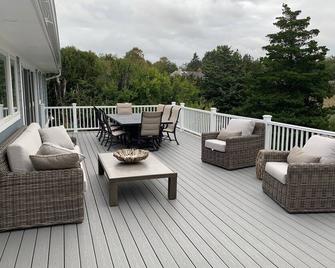 Water View Beach House just steps to Private Sandy Beach! - Southold - Balkon